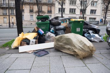 Paris, 4 Şubat 2020. Atık yakma alanlarının kapatılmasından sonra Paris 'te çöp birikmesi