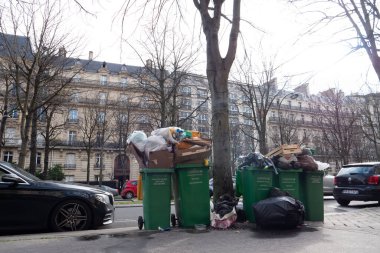 Paris, 4 Şubat 2020. Atık yakma alanlarının kapatılmasından sonra Paris 'te çöp birikmesi