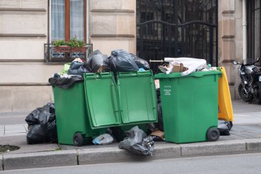 Paris, 4 Şubat 2020. Atık yakma alanlarının kapatılmasından sonra Paris 'te çöp birikmesi