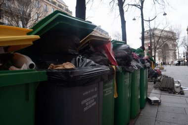 Paris, 4 Şubat 2020. Atık yakma alanlarının kapatılmasından sonra Paris 'te çöp birikmesi