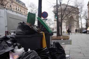 Paris, 4 Şubat 2020. Atık yakma alanlarının kapatılmasından sonra Paris 'te çöp birikmesi