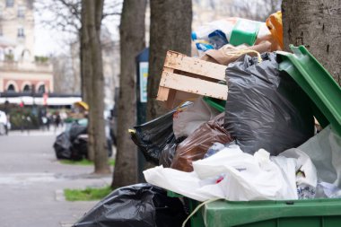 Paris, 4 Şubat 2020. Atık yakma alanlarının kapatılmasından sonra Paris 'te çöp birikmesi