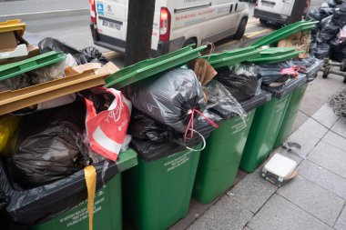 Paris, 4 Şubat 2020. Atık yakma alanlarının kapatılmasından sonra Paris 'te çöp birikmesi