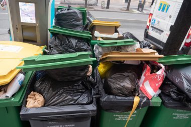 Paris, 4 Şubat 2020. Atık yakma alanlarının kapatılmasından sonra Paris 'te çöp birikmesi