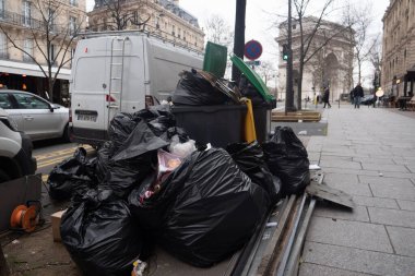 Paris, 4 Şubat 2020. Atık yakma alanlarının kapatılmasından sonra Paris 'te çöp birikmesi