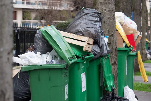 巴黎，2020年2月4日。巴黎废物焚化场被封锁后垃圾的堆积 — 图库照片
