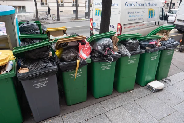 Paris, 4 February 2020. Accumulation of garbage in Paris after the blockade of waste incineration sites — 스톡 사진