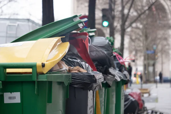Paryż, 4 lutego 2020 r. Gromadzenie odpadów w Paryżu po zablokowaniu spalarni odpadów — Zdjęcie stockowe