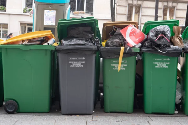 Paris, 4 February 2020. Accumulation of garbage in Paris after the blockade of waste incineration sites — 스톡 사진