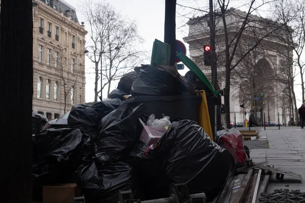 París, 4 de febrero de 2020. Acumulación de basura en París tras el bloqueo de los sitios de incineración de residuos — Foto de Stock