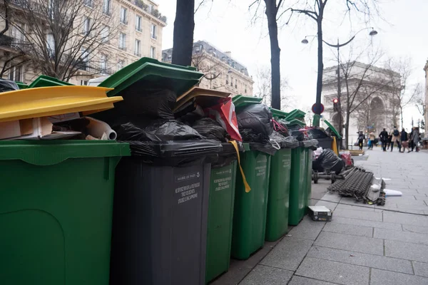 Париж, 4 лютого 2020. Скупчення сміття в Парижі після блокади місць спалювання відходів. — стокове фото