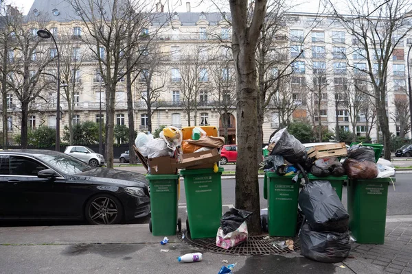 París, 4 de febrero de 2020. Acumulación de basura en París tras el bloqueo de los sitios de incineración de residuos — Foto de Stock