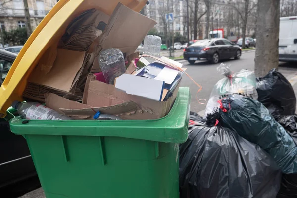 巴黎，2020年2月4日。巴黎废物焚化场被封锁后垃圾的堆积 — 图库照片