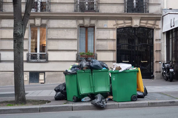 Париж, 4 лютого 2020. Скупчення сміття в Парижі після блокади місць спалювання відходів. Стокова Картинка