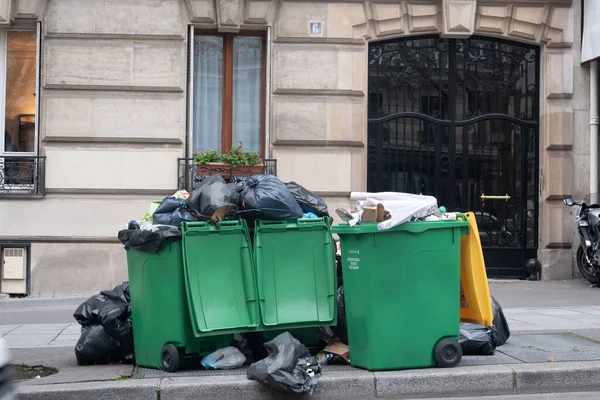 Париж, 4 лютого 2020. Скупчення сміття в Парижі після блокади місць спалювання відходів. Ліцензійні Стокові Зображення