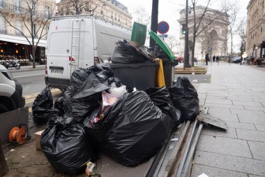 Paris, 4 Şubat 2020. Atık yakma alanlarının kapatılmasından sonra Paris 'te çöp birikmesi