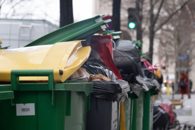 Paris, 4 Şubat 2020. Atık yakma alanlarının kapatılmasından sonra Paris 'te çöp birikmesi