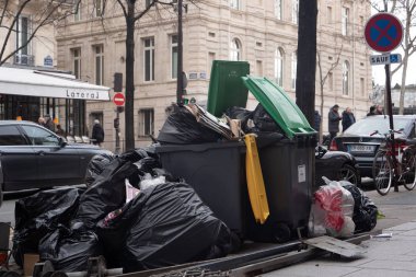 Paris, 4 Şubat 2020. Atık yakma alanlarının kapatılmasından sonra Paris 'te çöp birikmesi