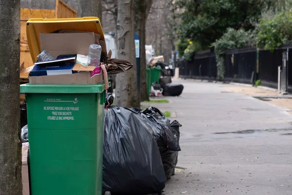 Париж, 4 лютого 2020. Скупчення сміття в Парижі після блокади місць спалювання відходів. — стокове фото