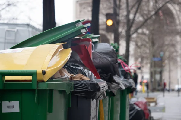 Paryż, 4 lutego 2020 r. Gromadzenie odpadów w Paryżu po zablokowaniu spalarni odpadów — Zdjęcie stockowe