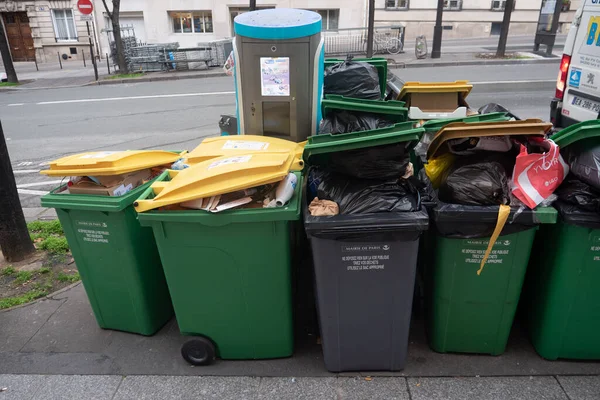 Paris, 4 February 2020. Accumulation of garbage in Paris after the blockade of waste incineration sites — 스톡 사진