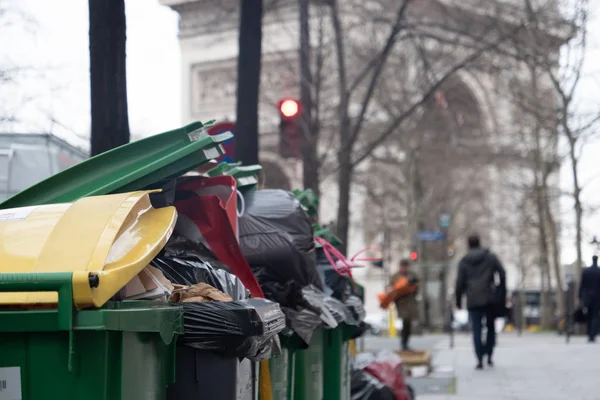 Париж, 4 лютого 2020. Скупчення сміття в Парижі після блокади місць спалювання відходів. Ліцензійні Стокові Фото