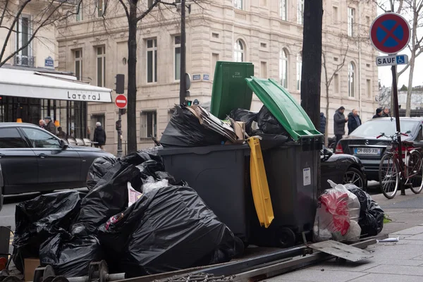 Париж, 4 лютого 2020. Скупчення сміття в Парижі після блокади місць спалювання відходів. Стокова Картинка