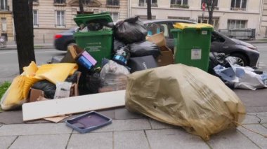 Paris, 4 Şubat 2020. Atık yakma alanlarının kapatılmasından sonra Paris 'te çöp birikmesi