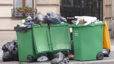 Paris, 4 Şubat 2020. Atık yakma alanlarının kapatılmasından sonra Paris 'te çöp birikmesi