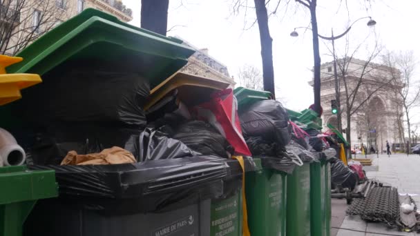 Париж, 4 февраля 2020 года. Накопление мусора в Париже после блокады мусоросжигательных площадок — стоковое видео