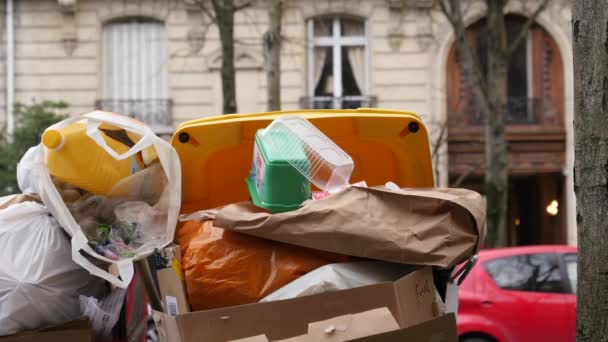 Париж, 4 лютого 2020. Скупчення сміття в Парижі після блокади місць спалювання відходів. — стокове відео