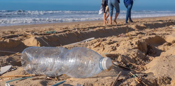 Пластикова пляшка на пляжі, забруднення Стокове Фото