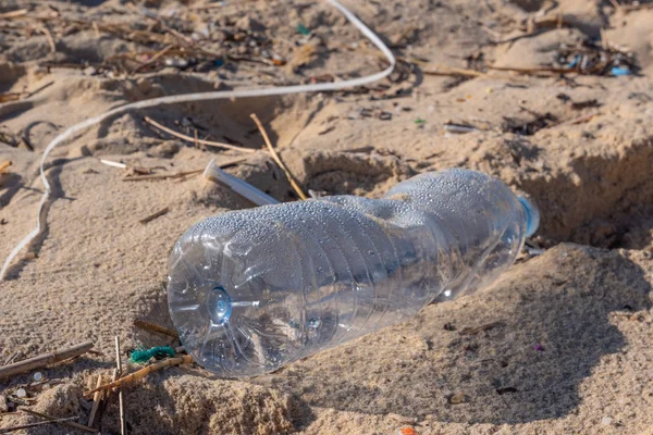 Plastic fles op het strand, vervuiling — Stockfoto