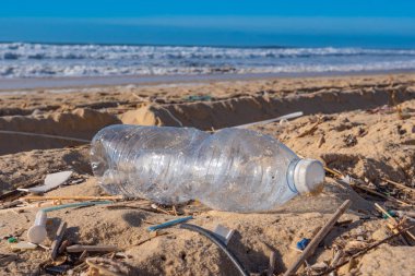 Plajdaki plastik şişe, kirlilik.