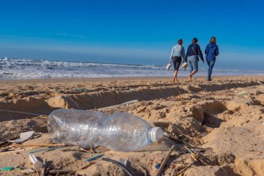 Plajdaki plastik şişe, kirlilik.