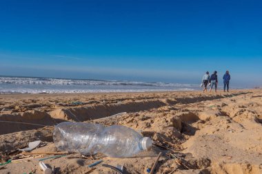 Plajdaki plastik şişe, kirlilik.