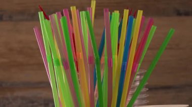Günlük plastik atıklar, çeşitli plastik kaplar, ahşap arka planda çevre koruması, turntable
