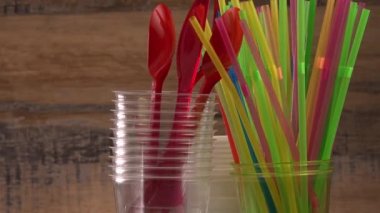 Günlük plastik atıklar, çeşitli plastik kaplar, ahşap arka planda çevre koruması, turntable