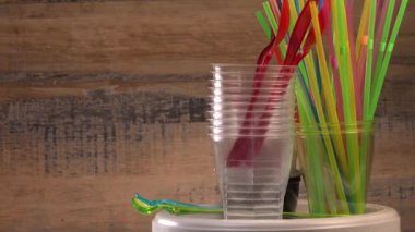 Günlük plastik atıklar, çeşitli plastik kaplar, ahşap arka planda çevre koruması, turntable