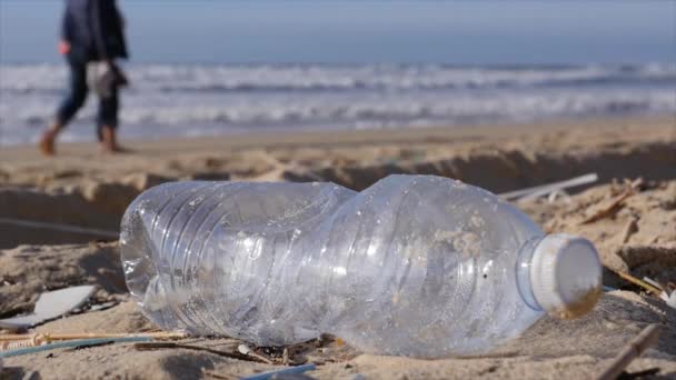 Garrafa de plástico na praia, poluição — Vídeo de Stock