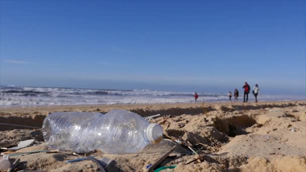 Műanyag palack a tengerparton, szennyezés — Stock videók