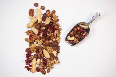 Karışık fındıklar ve kuru meyveler ahşap kasede beyaz arka planda, boşluğu kopyala