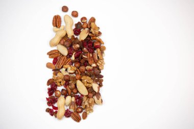 Karışık fındıklar ve kuru meyveler ahşap kasede beyaz arka planda, boşluğu kopyala