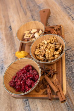 Tahta fındık ve kurutulmuş meyveler ahşap arka planda, kopyalama alanı