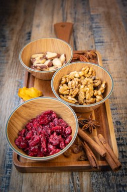 Tahta fındık ve kurutulmuş meyveler ahşap arka planda, kopyalama alanı