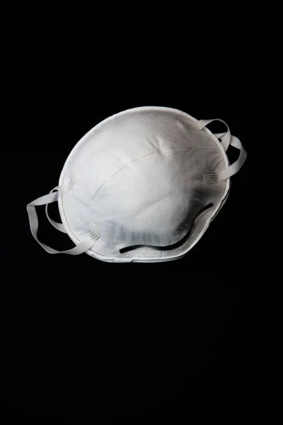 Захисне медичне обладнання під час епідемії вірусу, хірургічна маска на чорному тлі Стокове Зображення