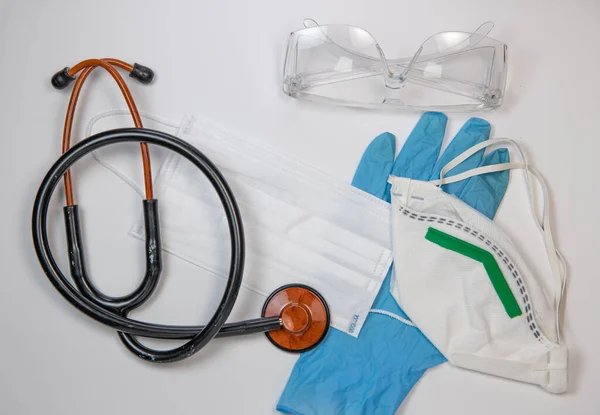 Захисне медичне обладнання під час епідемії вірусу, хірургічна маска, окуляри, стетоскоп та медичні рукавички Стокова Картинка