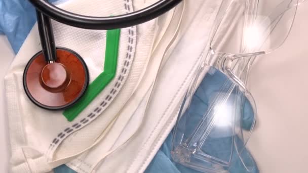 Ochranné zdravotnické prostředky během virové epidemie, chirurgické masky, brýlí, stetoskopu a lékařských rukavic — Stock video