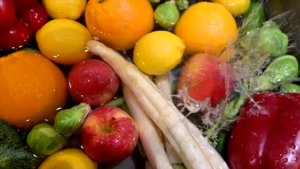 BESLUT, WOMAN CLEANING BROCCOLI I WATER UNDER TAP IN SINK, CONTAINMENT, CORONAVIRUS — Stockvideo