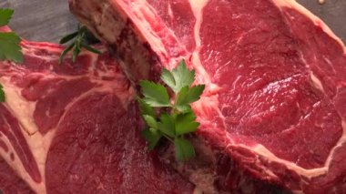 Tahtadaki çiğ T-Bone bifteği pikapta ızgara yapmaya hazır.